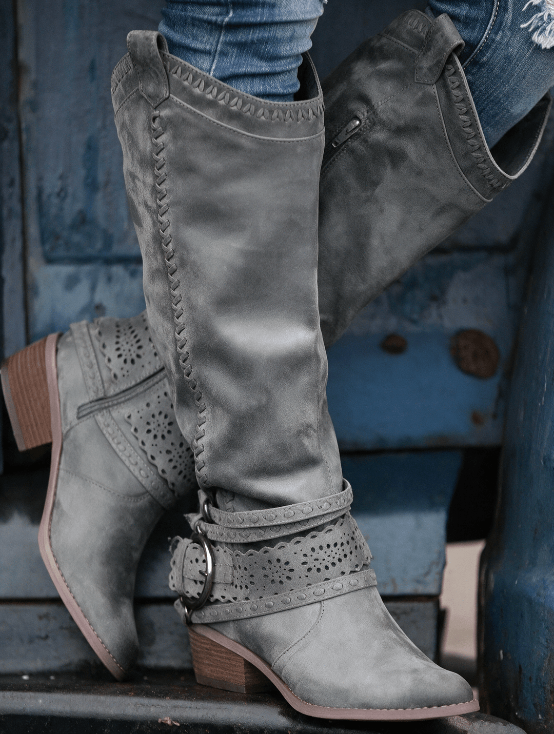 Liselotte Westernstiefel in Grau getragen