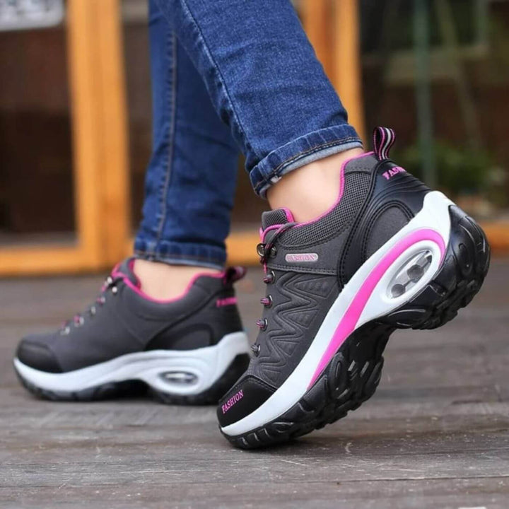 Karin Wanderschuhe in Grau getragen