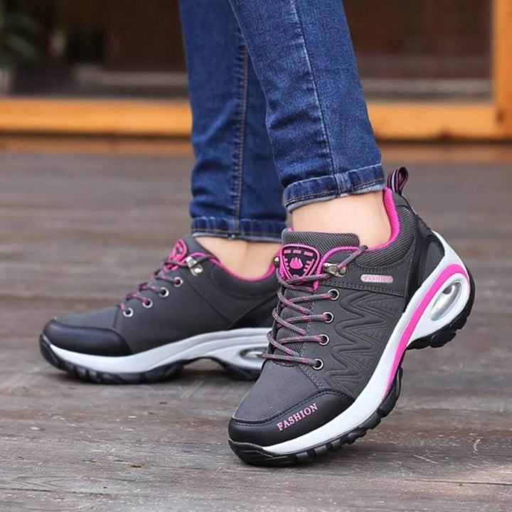 Karin Wanderschuhe in Grau mit Jeans