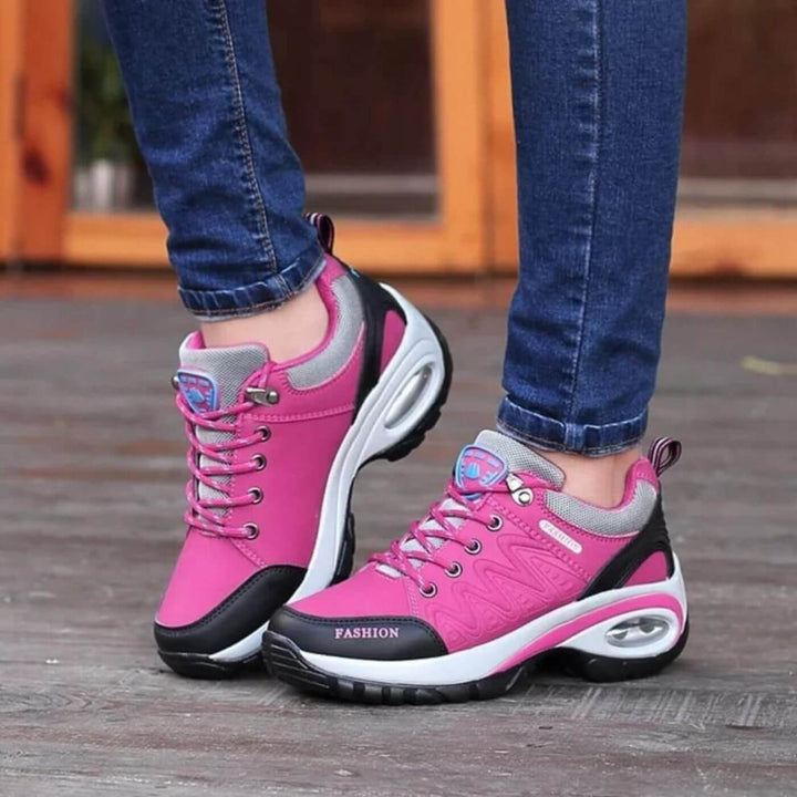 Karin Wanderschuhe in Hellrosa mit Jeans