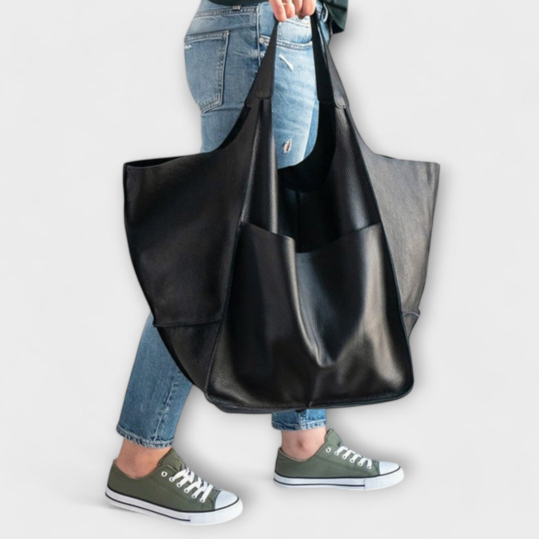 Lisbeth Tasche in Schwarz getragen