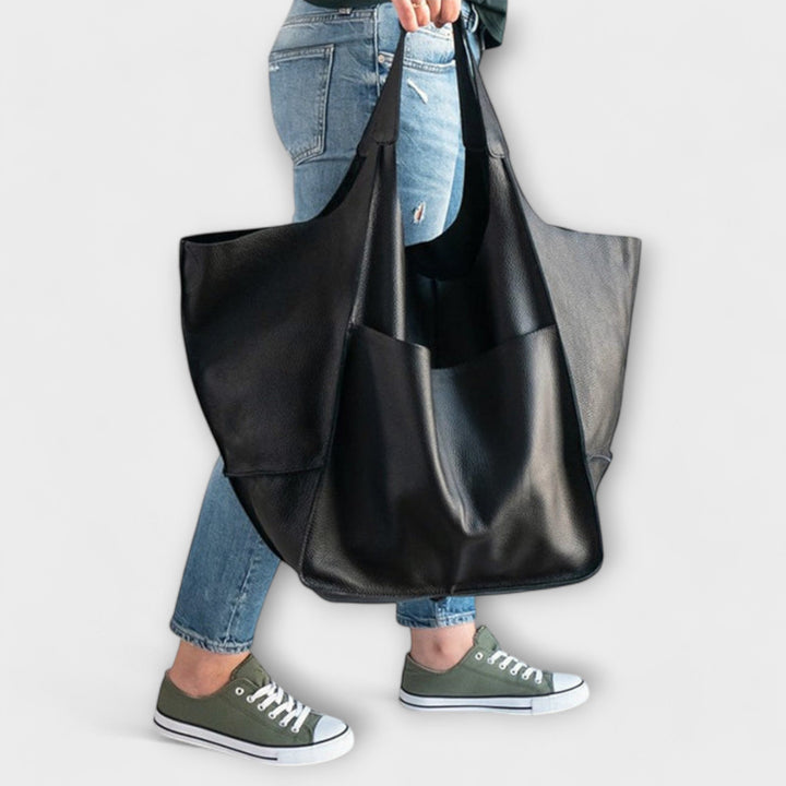 Lisbeth Tasche in Schwarz getragen