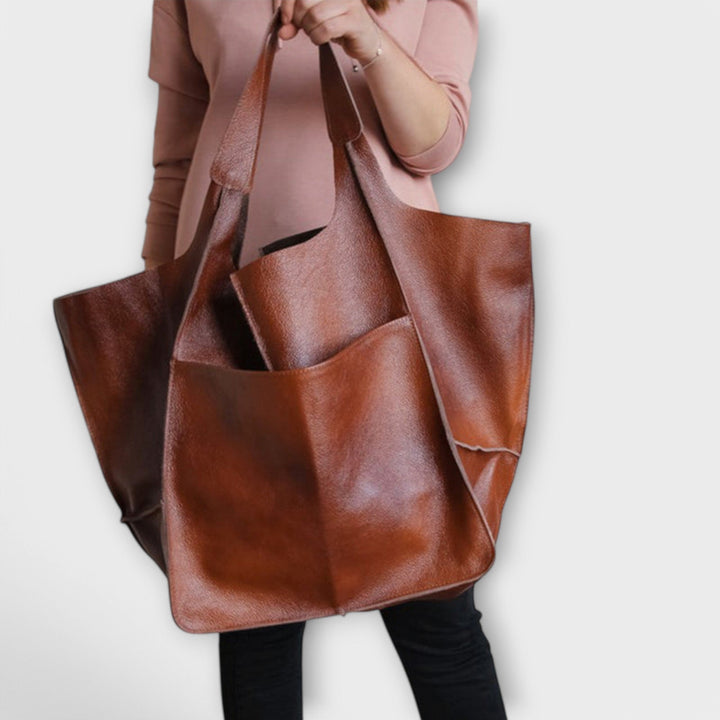 Lisbeth Tasche in Braun getragen