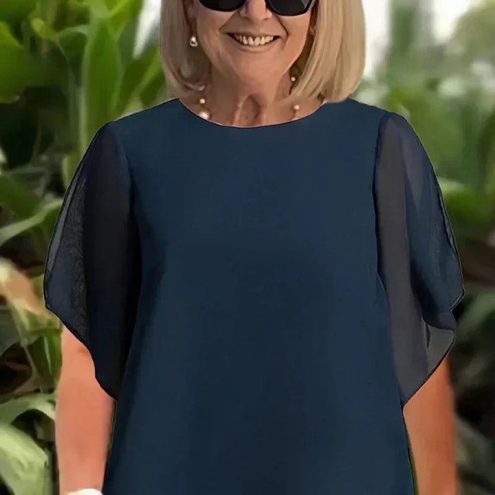 Sandra Oberteil in Marineblau, Nahaufnahme